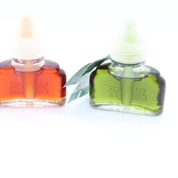 Festive scents of Christmas Pine and Autumn Pumpkin Yankee Candle plug-in refill - Picture 4 of 4